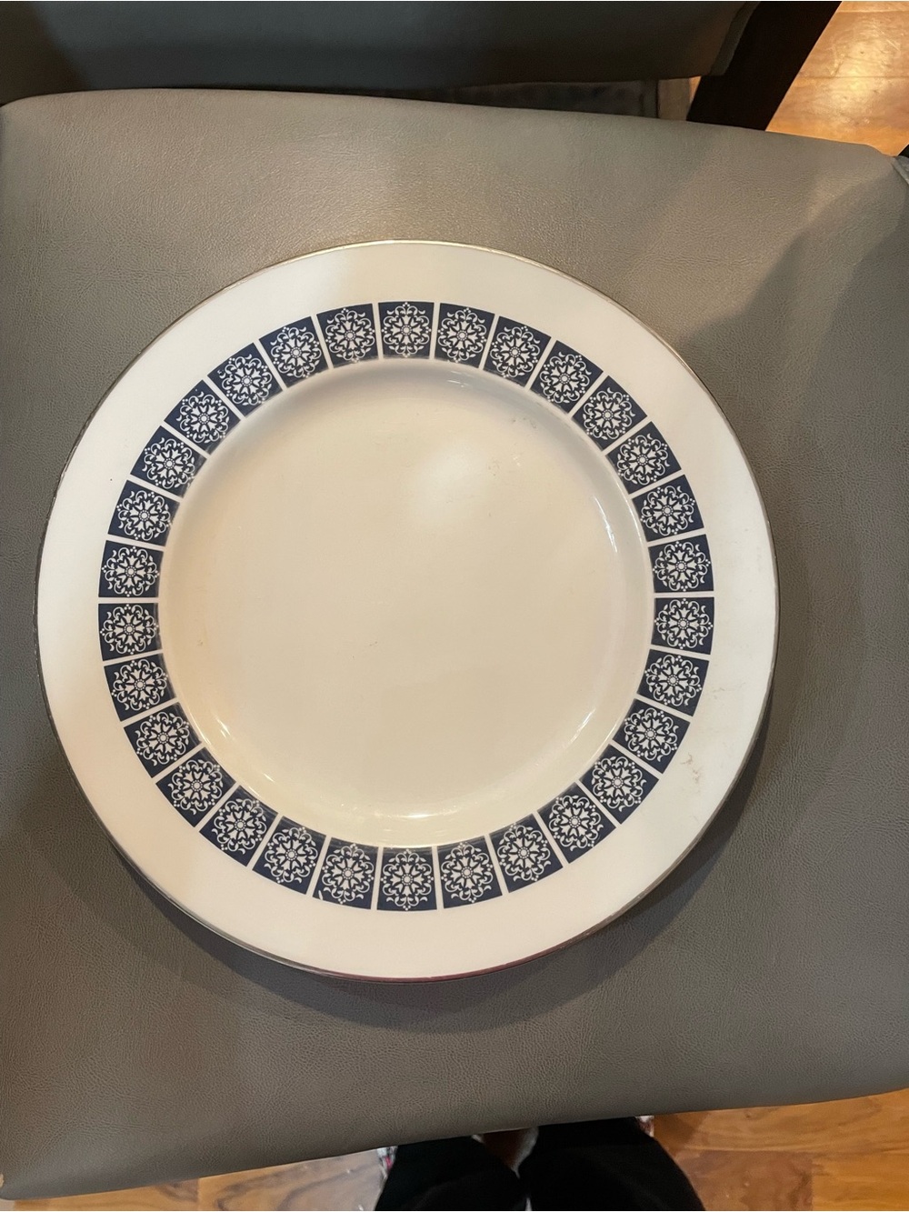 Royal Doulton White Medallion Porcelain Plate set of 20 dinner plates
